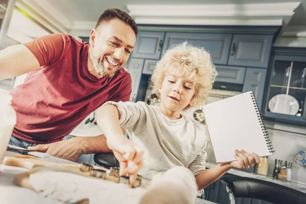 Garçon et homme inspiré positif consultant avec reçu — Photo