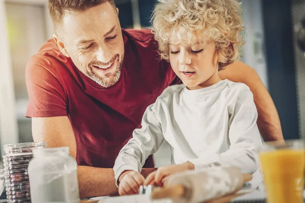 Feliz hombre y niño feliz tratando de hornear —  Fotos de Stock