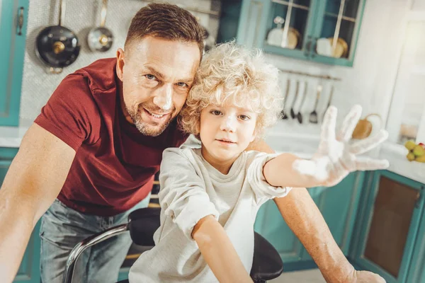 Vader en zoon nemen de ingrediënten voor de huisgemaakte appeltaart — Stockfoto