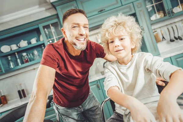 Σκούρα μαλλιά γενειοφόρος δαπάνες ελεύθερο χρόνο με το γιο του πατέρα — Φωτογραφία Αρχείου
