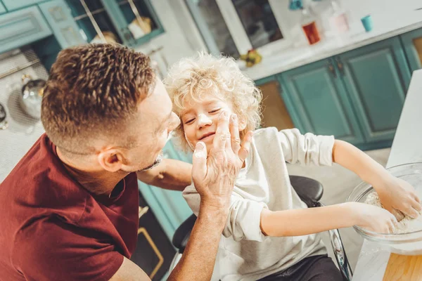 Bouclé blond garçon se sentant heureux passer la matinée avec son père — Photo