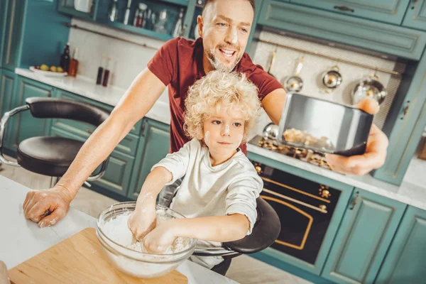 Père brun faisant selfie avec son petit fils cuisiner ensemble — Photo