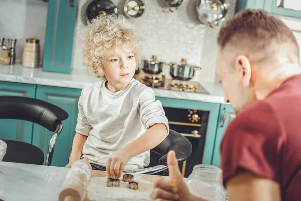 Fils blond regardant son père cuisiner le petit déjeuner traditionnel — Photo