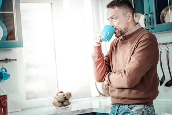 Koncentrált jóképű férfi, akit élvezi a tea — Stock Fotó