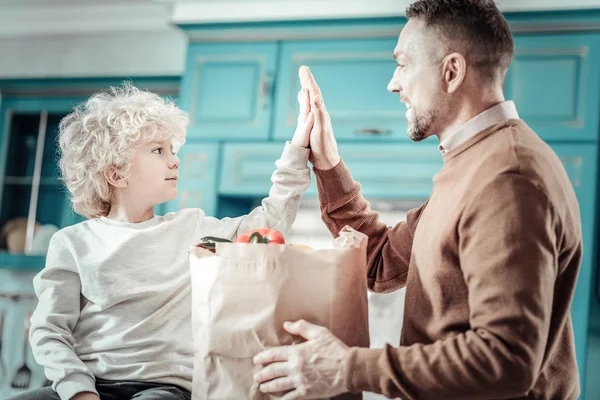 Blij mannetjes handen aan te raken tijdens het kijken naar elkaar — Stockfoto