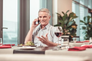 Konuşan neşeli emekli adam