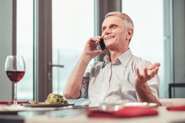 Neşeli emekli telefonda sohbet