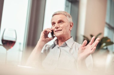 Telefonda konuşmayı sürpriz emekli