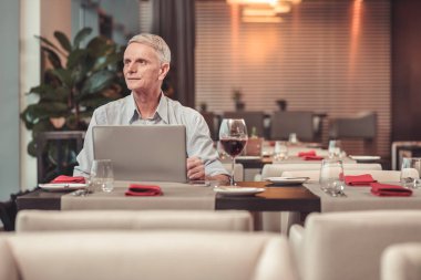 Düşünceli adam sosyal medya aracılığıyla arkadaşlarınızla sohbet