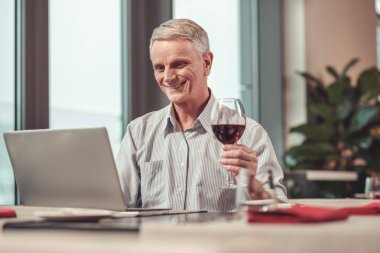 Tablette komik bir video izlerken mutlu emekli