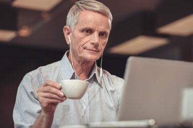 Güzel şarkı. Özenli ihtiyar bir restoranda otururken müzik