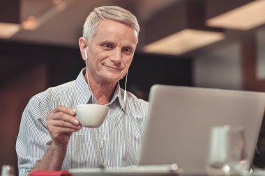 Belgili tanımlık laptop ekranında görünen yüksek ruhlu adam