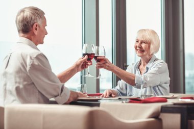 Bir restoranda iyi bir şarap içme çift