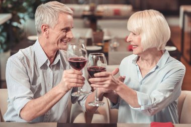 Yaşlı çift birlikte bir kafede bir yılını kutluyor