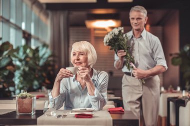 Bir bayan için çiçek getiren özenli adam