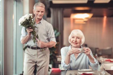 Mutlu kadın bir restoranda bir adamı bekleyerek