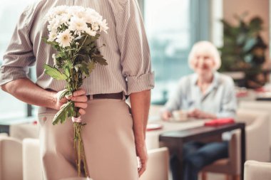 Özenli adam bir sürpriz bir bayan için hazırlanıyor