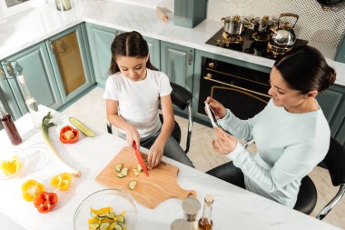 Güzel esmer kadın kişi alarak resmi telefon için