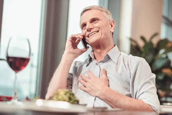 Grateful retired man speaking on the phone — Stock Photo, Image