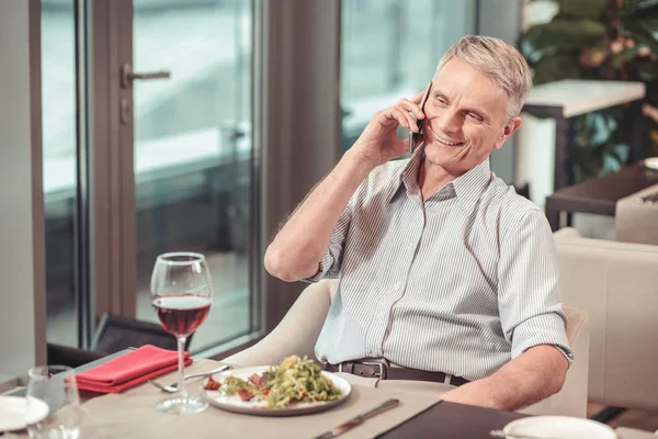 S úsměvem odešel muž relaxační v restauraci — Stock fotografie