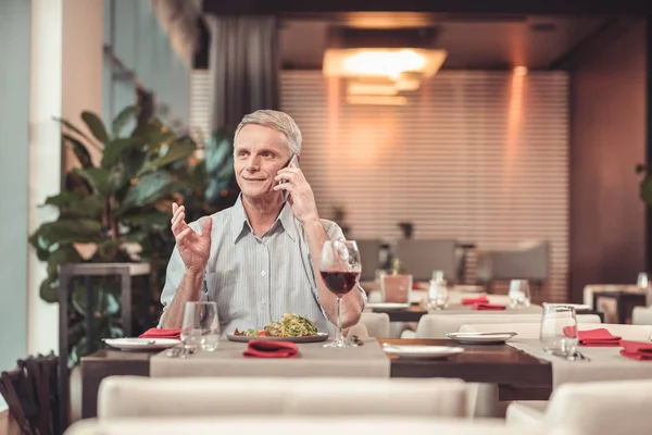 Vacsora Súlyos Nyugdíjas Ember Iszik Bort Egy Étteremben Miközben Telefon — Stock Fotó