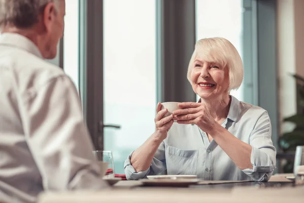 Счастливая женщина на пенсии глядя на мужчину — стоковое фото