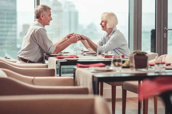Casal aposentado de espírito elevado almoçando em um restaurante — Fotografia de Stock