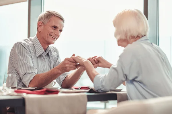 Sonriendo hombre y mujer teniendo un gran tiempo juntos — Foto de Stock