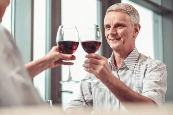 Szép nyugdíjas ember egy étteremben ivóvíz vörösbor — Stock Fotó