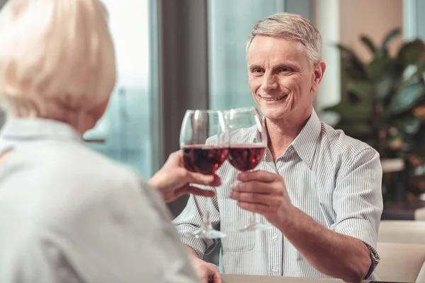 Rentner und Frau feiern Jubiläum — Stockfoto