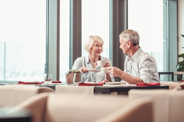 Atraktivní pár má snídani v kavárně dohromady do důchodu — Stock fotografie