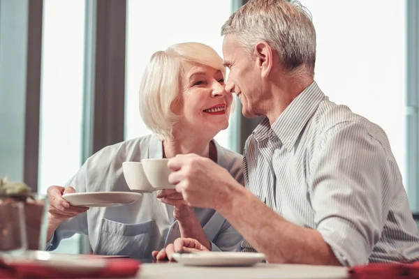 Lindo hombre jubilado y mujer bebiendo café — Foto de Stock