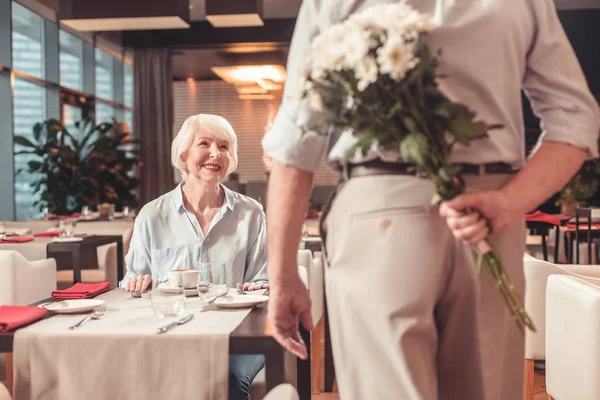 Mujer jubilada feliz mirando al hombre — Foto de Stock