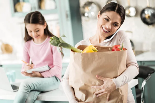 食品のパッケージを保持している肯定的な喜んで若い女性 — ストック写真