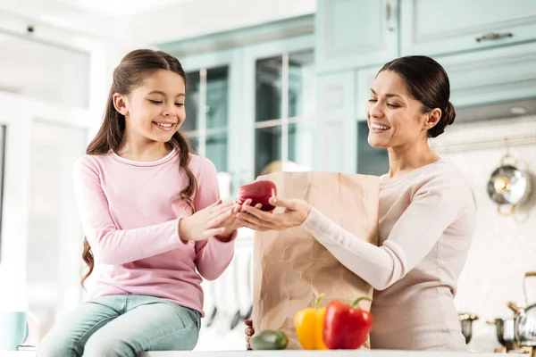 Glada unga mamma ge frukt till hennes kid — Stockfoto