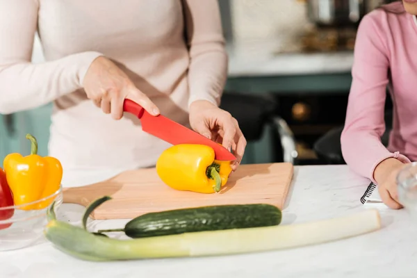 Mulher consciente usando faca na salada de cozinha — Fotografia de Stock