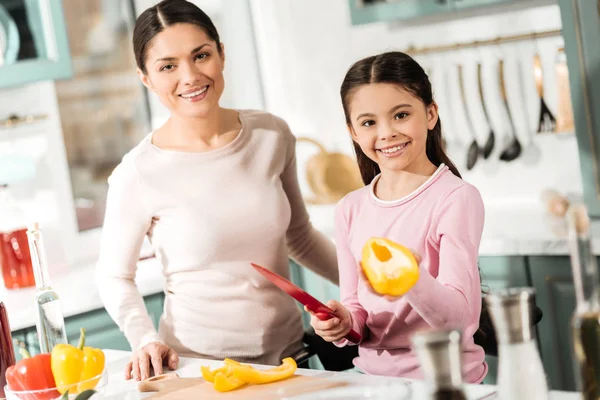 Amazing brunette standing near her kid in kitchen — Stock Photo, Image