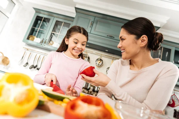 Känslomässiga brunett tjej stirrade på röd paprika — Stockfoto