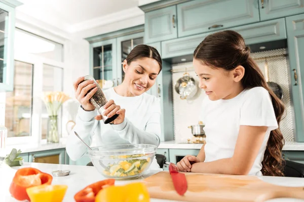 Positivo felice bruna donna preparare insalata per la cena — Foto Stock