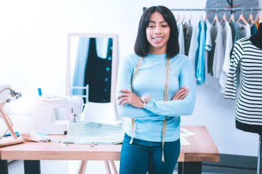 Dikiş Atölyesi'nde genç tasarımcı ayakta