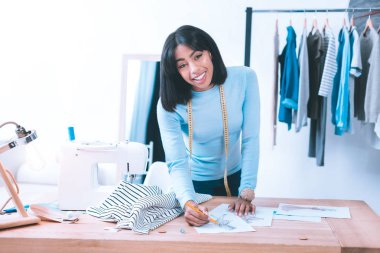 Kız elbise çizim yeni model gülümseyen