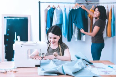 Gülümseyen kız bir giysi oluşturma