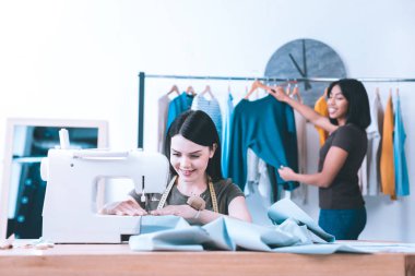 Genç kız elbise yapma