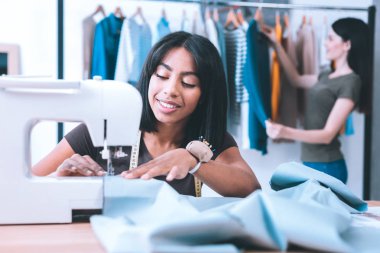 Genç öğrenci dikmeyi öğrenme