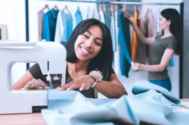 Mutlu kız ziyaret Dikiş kursu