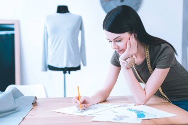 Popüler tasarımcı giysi yeni koleksiyon oluşturma