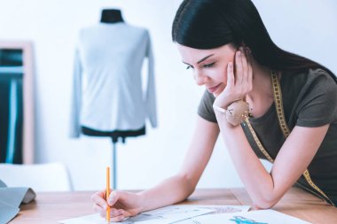 Genç terzi kendi Dikiş atölyesi hakkında rüya