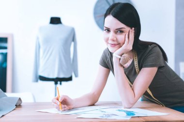 Genç kız güzel elbiseler oluşturma