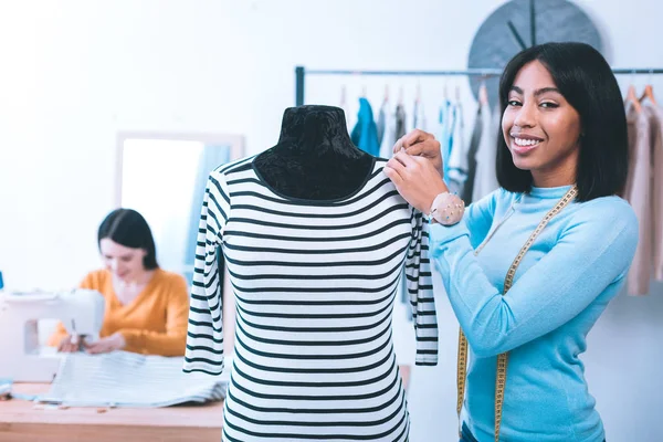 Aangenaam meisje stiksels gestreepte pullover — Stockfoto