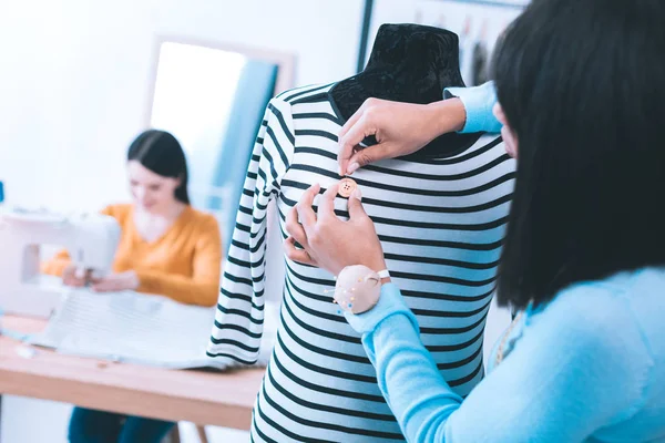 Weergave van meisjes handen stoven beneden een bodem — Stockfoto